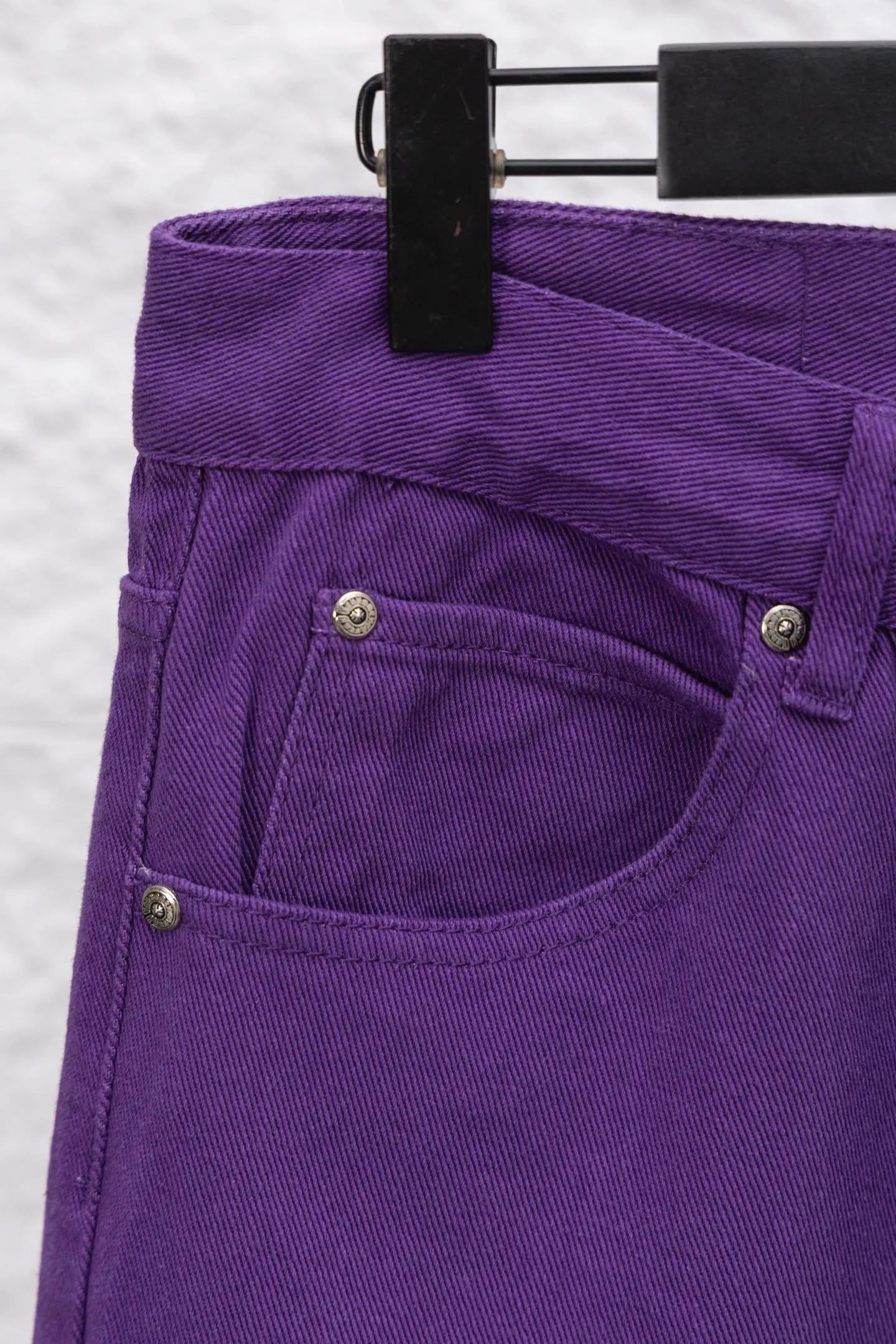 P240 model number/F064 Chrome hearts 2025 new limited edition black and pink cross and leather couple style washed loose purple jeans. Styles with different washed textures are very friendly to people with thin legs and thick legs. The straight and loose version is very flattering to the leg shape. The moderate length is timeless and easy to match. It is the basis of various styles and a must-have in the wardrobe! The fabric is stiff but also makes the upper body soft without losing texture. Style: Loose Color: Purple